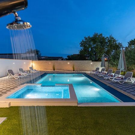 Apartman Strmota S Bazenom Sveti Filip i Jakov Exteriör bild