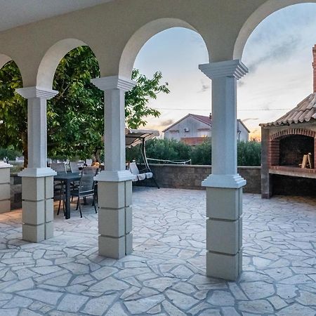 Apartman Strmota S Bazenom Sveti Filip i Jakov Exteriör bild