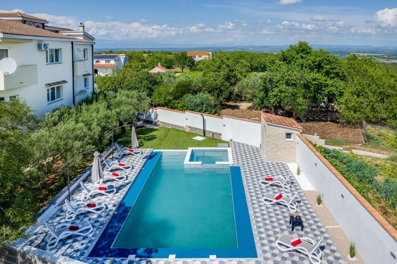Apartman Strmota S Bazenom Sveti Filip i Jakov Exteriör bild