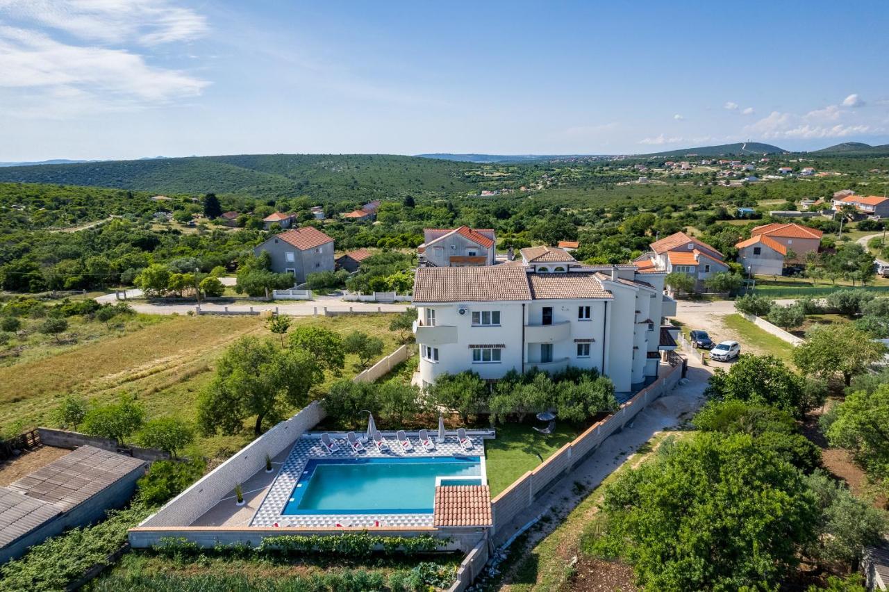 Apartman Strmota S Bazenom Sveti Filip i Jakov Exteriör bild