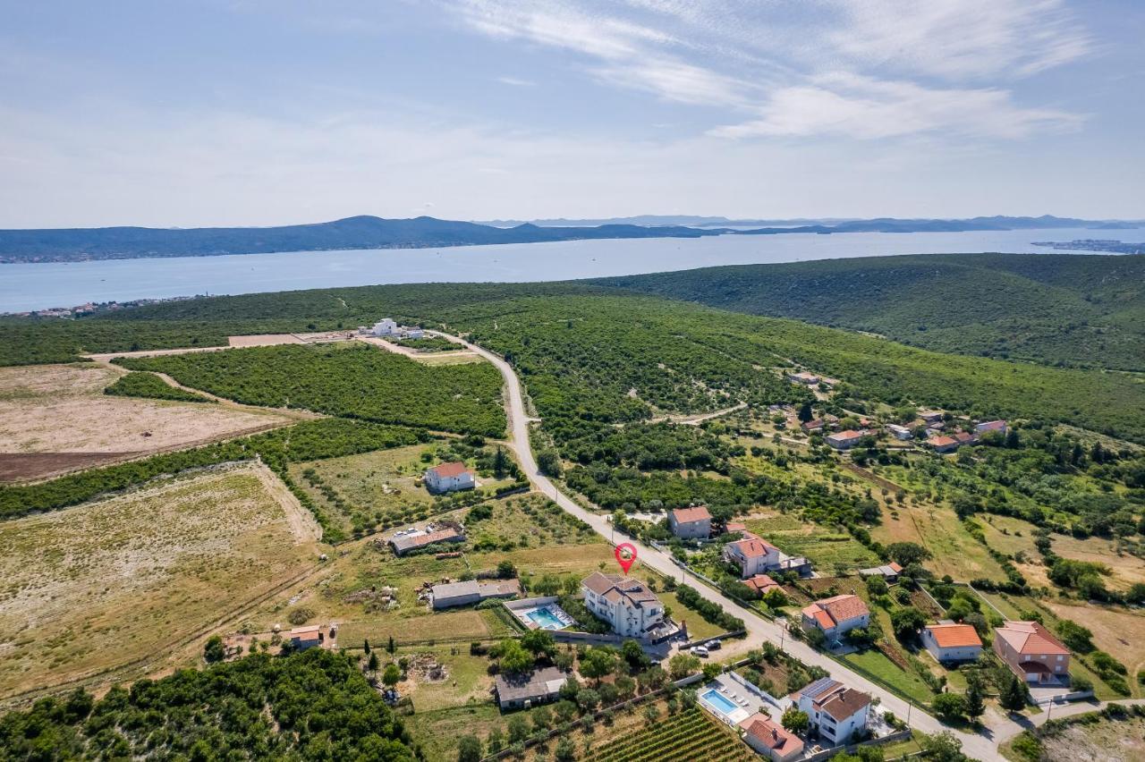 Apartman Strmota S Bazenom Sveti Filip i Jakov Exteriör bild