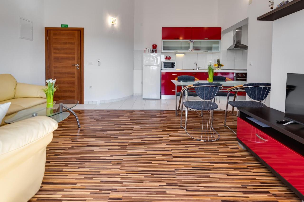 Apartman Strmota S Bazenom Sveti Filip i Jakov Exteriör bild