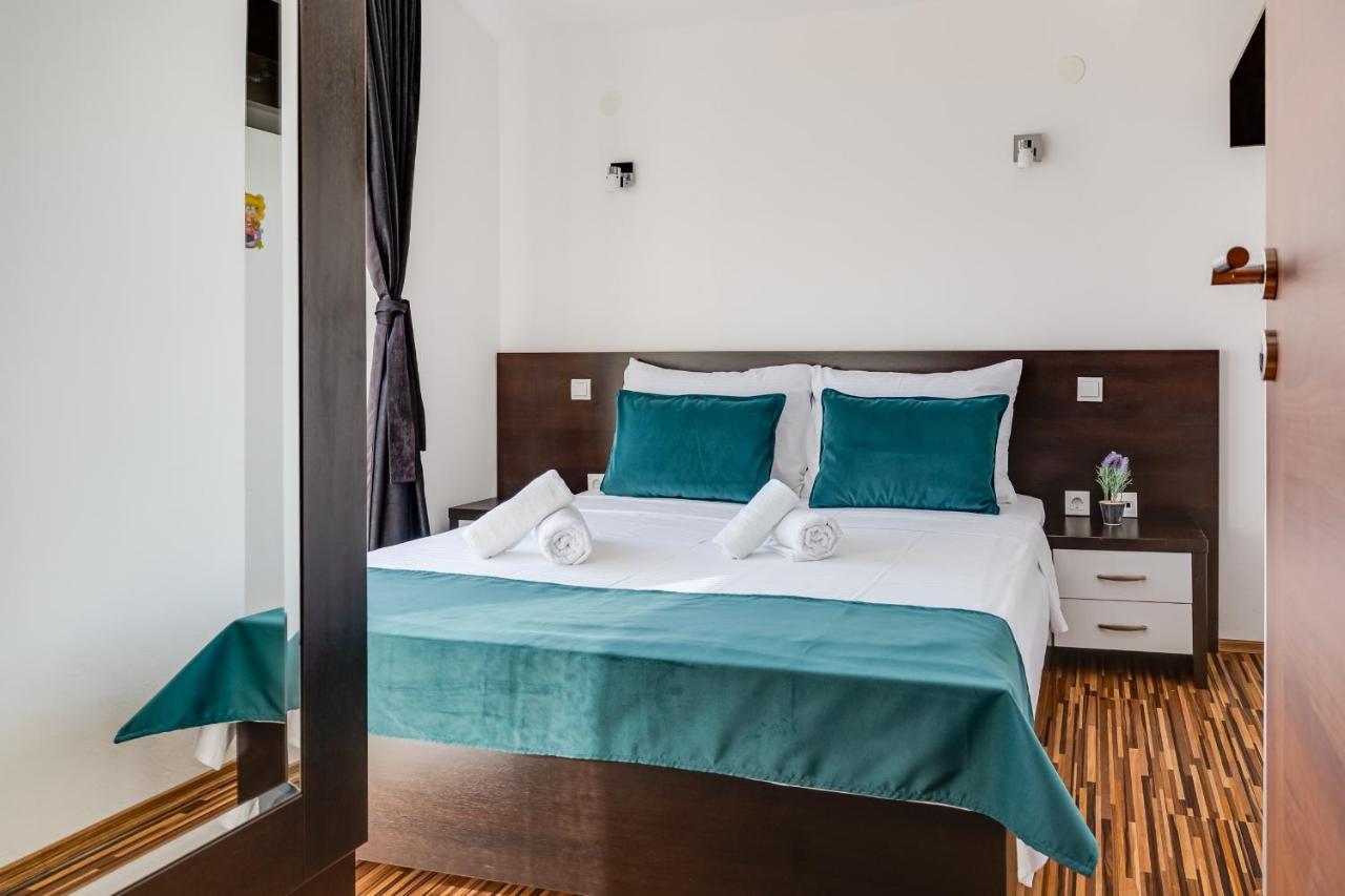 Apartman Strmota S Bazenom Sveti Filip i Jakov Exteriör bild