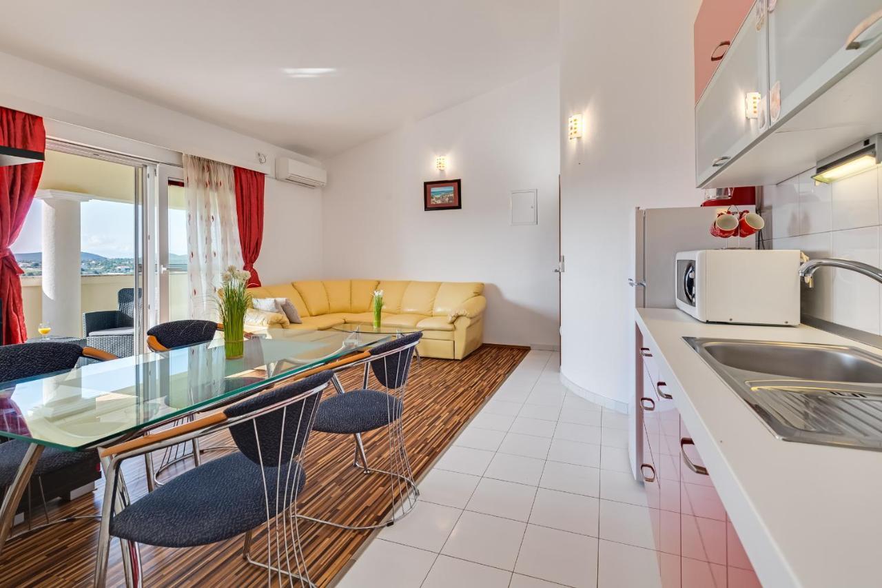 Apartman Strmota S Bazenom Sveti Filip i Jakov Exteriör bild
