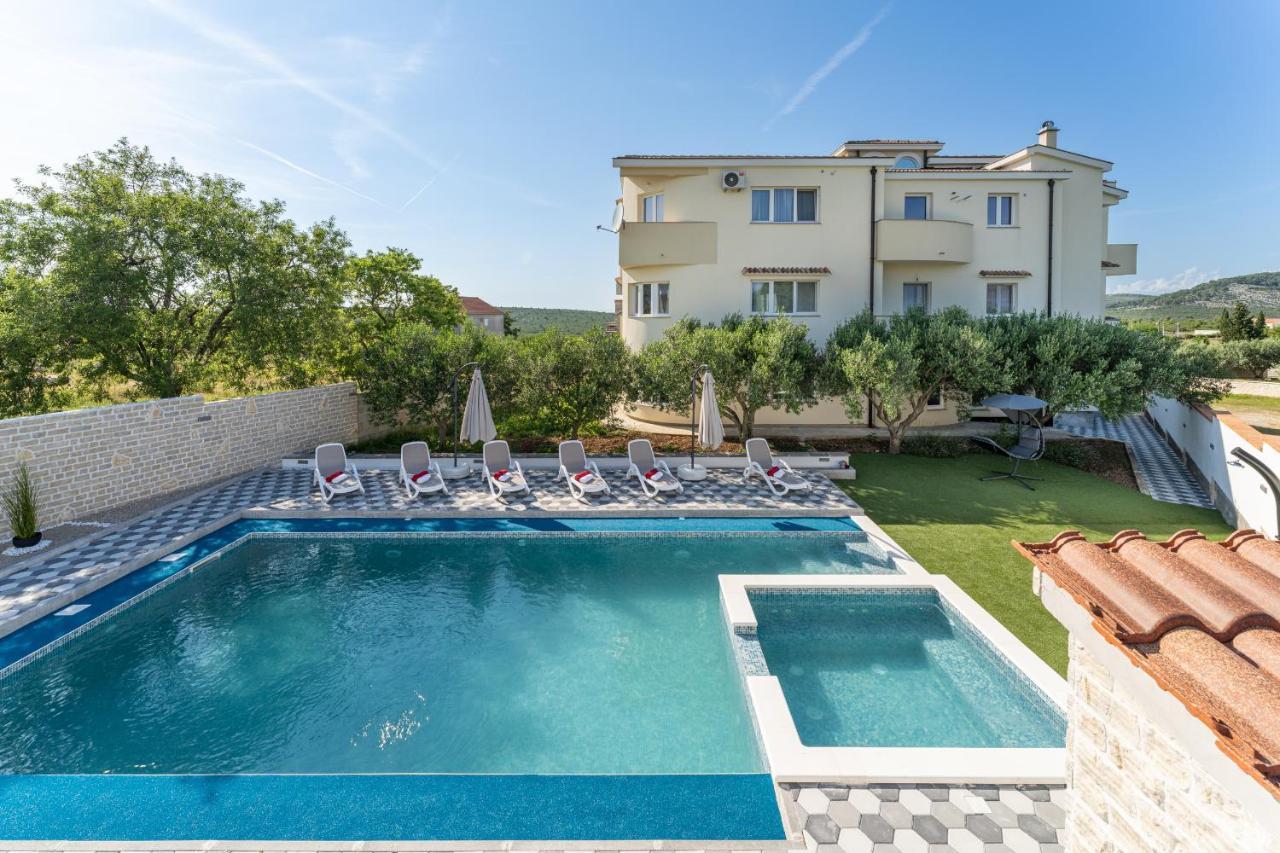 Apartman Strmota S Bazenom Sveti Filip i Jakov Exteriör bild