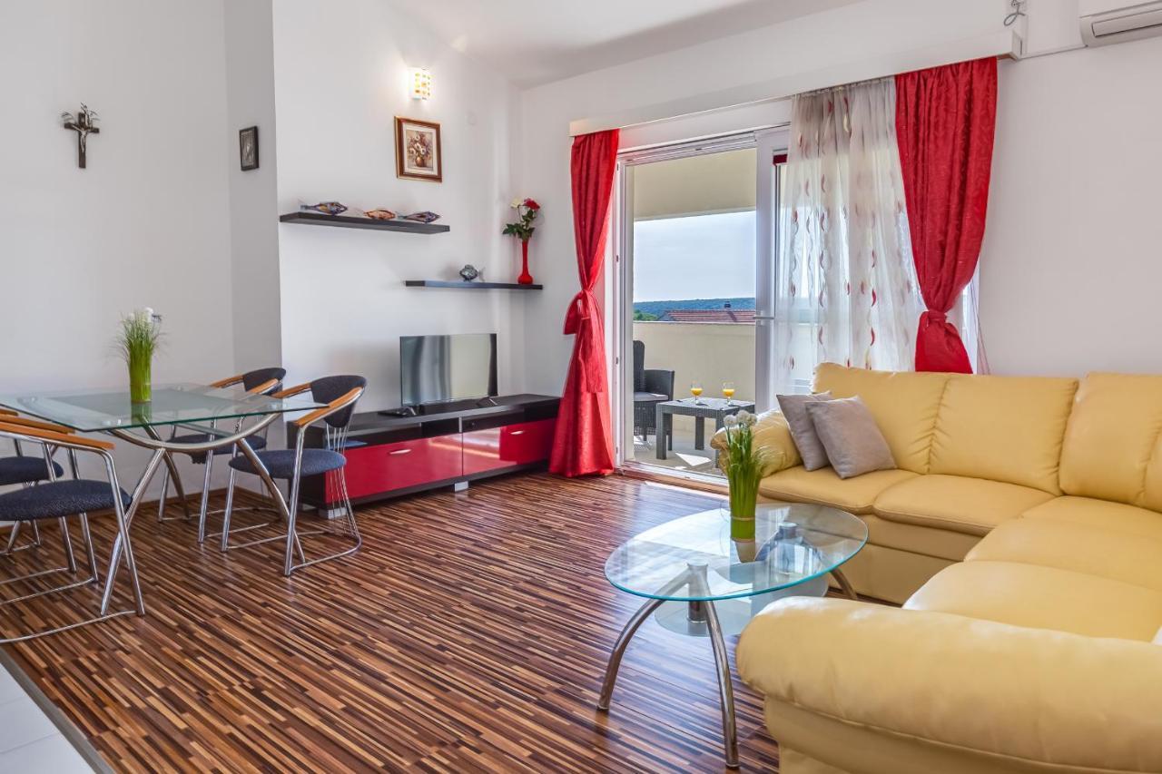 Apartman Strmota S Bazenom Sveti Filip i Jakov Exteriör bild