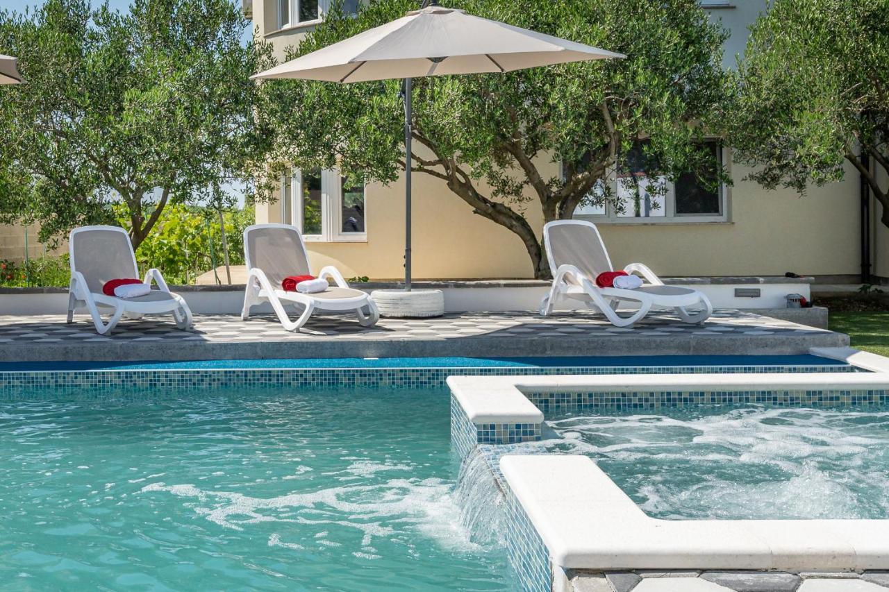 Apartman Strmota S Bazenom Sveti Filip i Jakov Exteriör bild