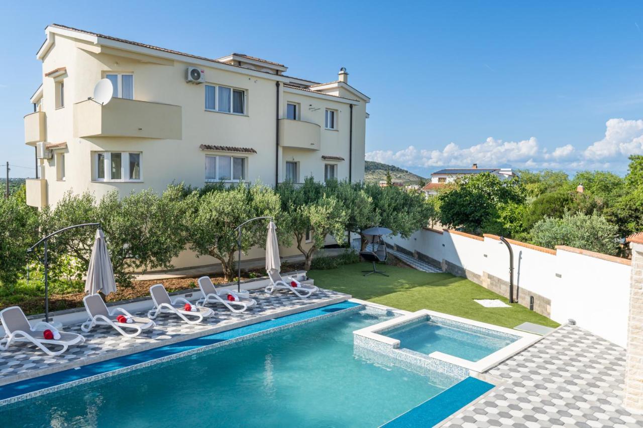 Apartman Strmota S Bazenom Sveti Filip i Jakov Exteriör bild