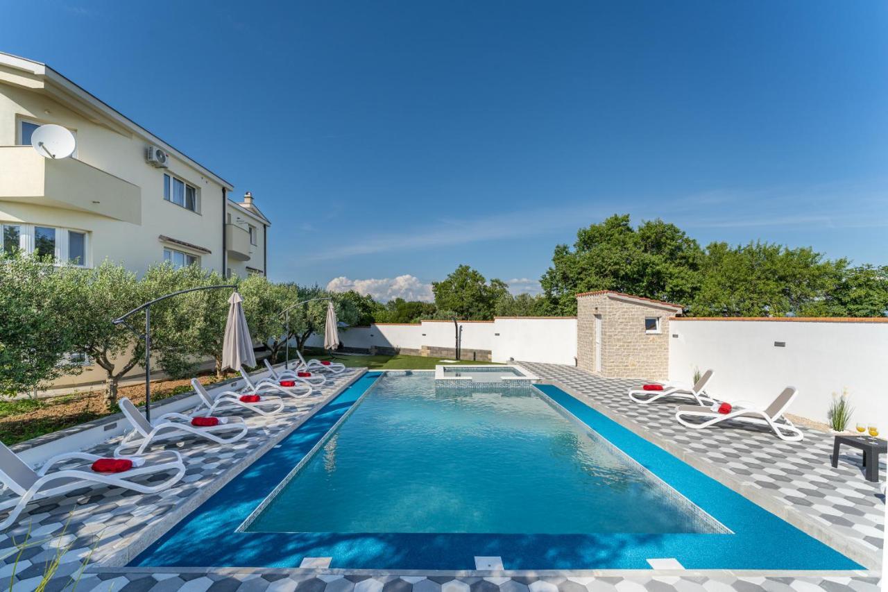Apartman Strmota S Bazenom Sveti Filip i Jakov Exteriör bild