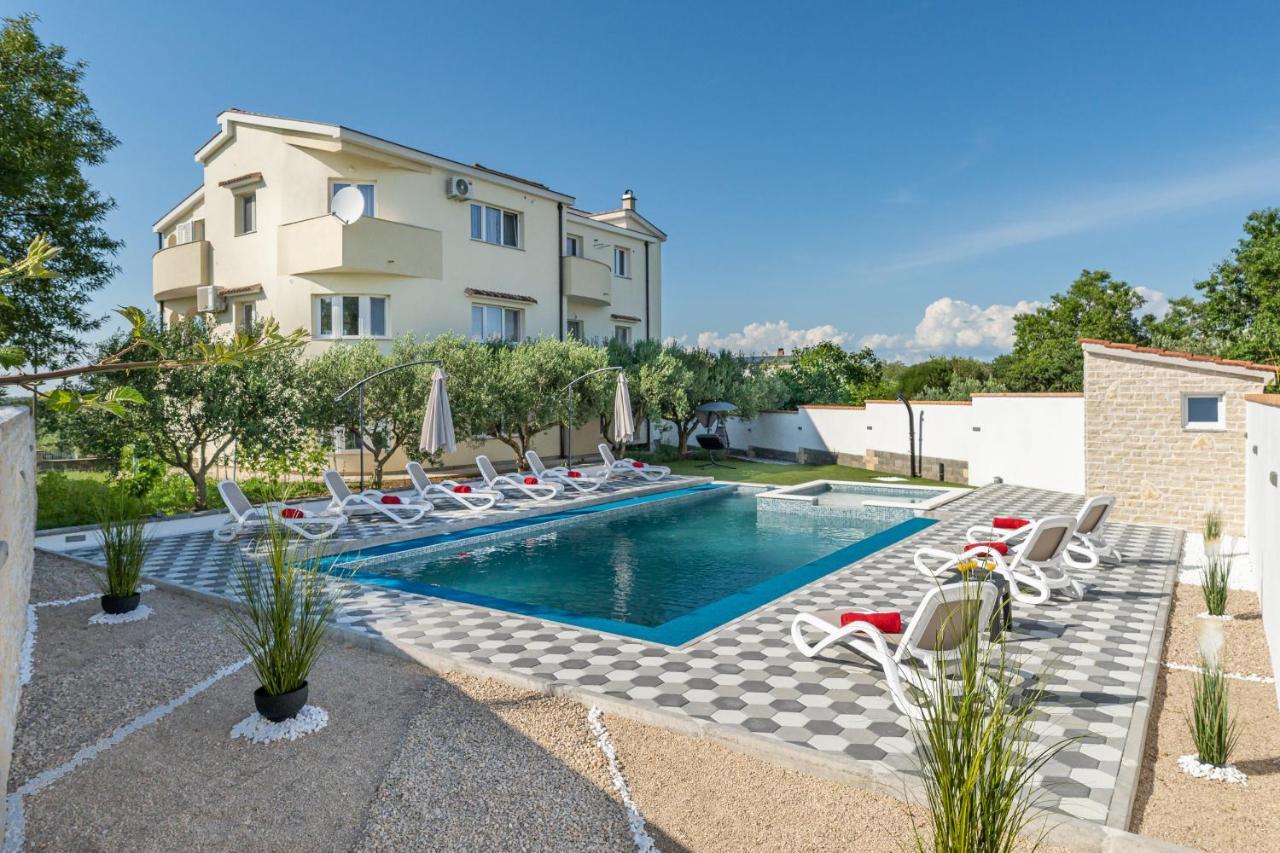 Apartman Strmota S Bazenom Sveti Filip i Jakov Exteriör bild
